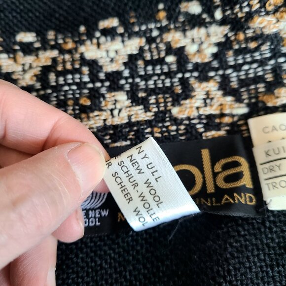 Vintage Arola triangle shape 100% wool black shawl. Made in Finland. - Picture 7 of 9